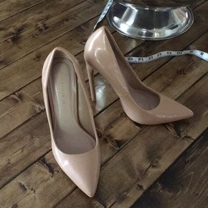 Nude pumps